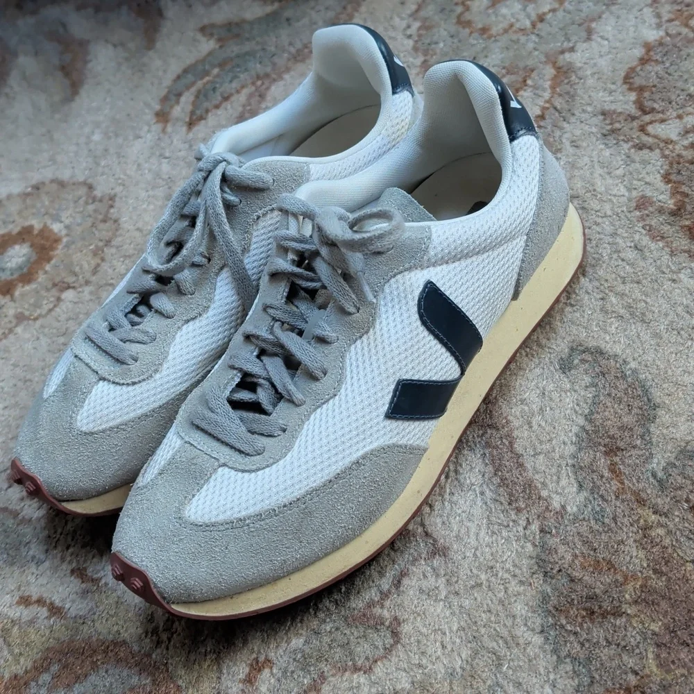Veja Rio Bronco Retro Grey & White Runner